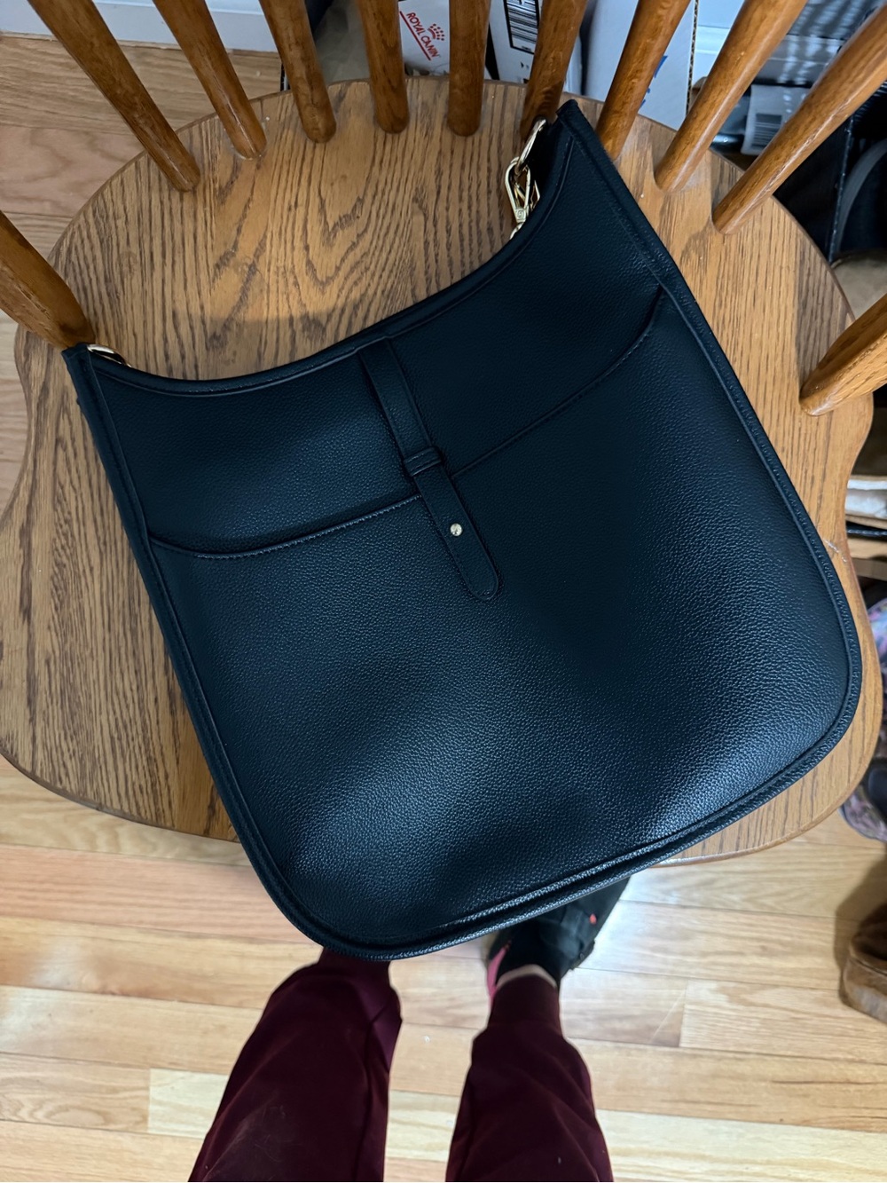 Elegant Black Leather Shoulder Bag with Minimalist Strap Detail